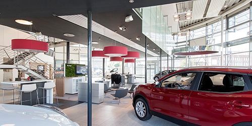 Beleuchtung des Empfangsbereichs in einem Nissan Autohaus