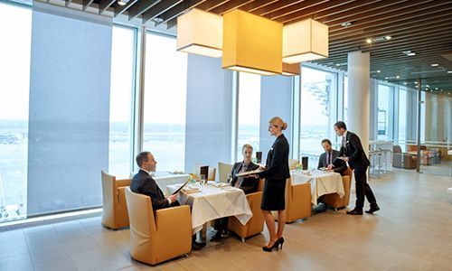 Rechteckige LED-Stoffleuchten in der Lufthansa First Class Lounge
