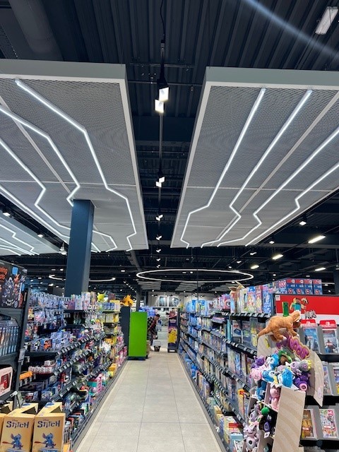 Deckensegel im Leiterplatten-Stil mit verwinkelten LED-Lichtlinien über der Verkaufsfläche im Marktkauf Dortmund-Aplerbeck