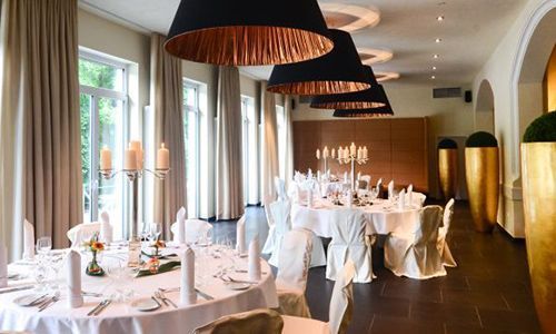 Gastraum des Restaurants Freischütz mit großformatigen Stoffleuchten
