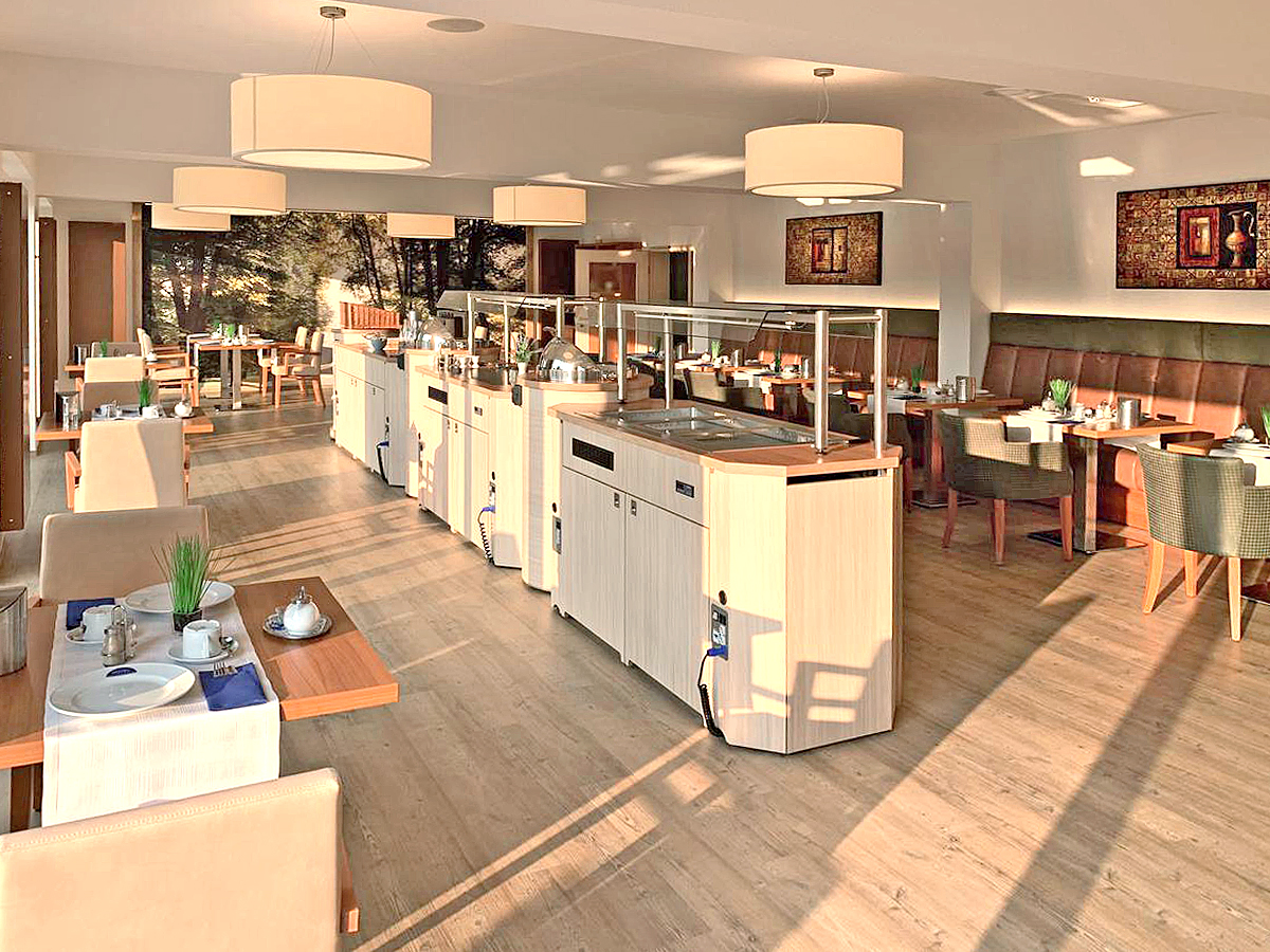 Zylindrische Stoffleuchten über dem Frühstücksbuffet im Hotel Goldenstedt