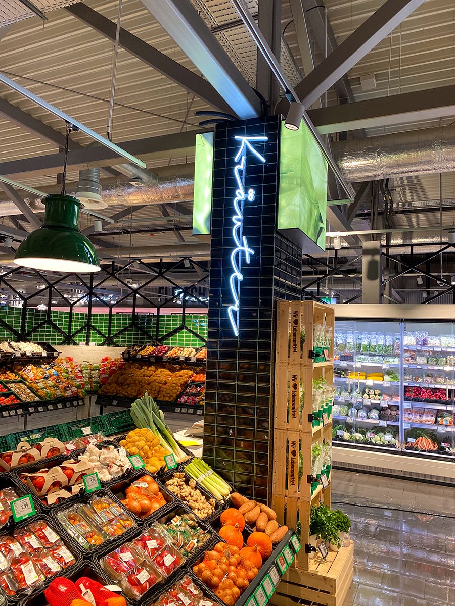 Leuchtreklame im Verkaufsraum eines Supermarkts
