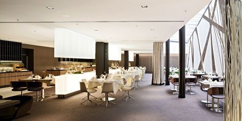 Großformatiger Lichtquader über dem Restaurantbereich im Novotel Hannover