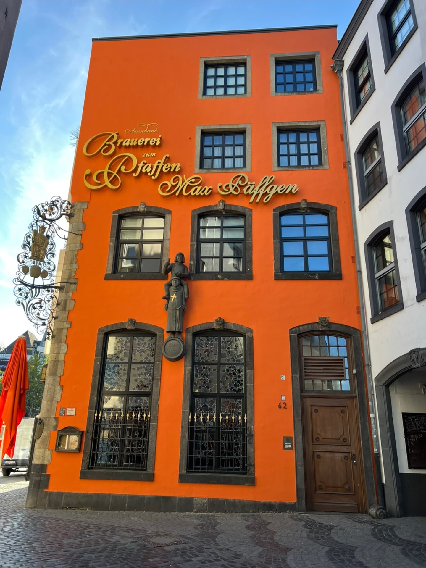 Historische Fassade der Brauerei zum Pfaffen in der Kölner Altstadt, Standort der Granilux Hopfendolde-Sonderleuchte