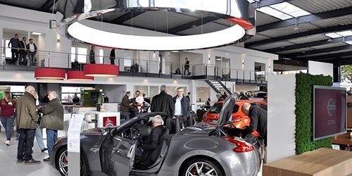 LED-Ringleuchte über der Ausstellungsfläche eines Nissan Autohauses