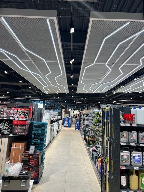 Deckensegel im Leiterplatten-Stil mit LED-Lichtlinien im Marktkauf Dortmund-Aplerbeck