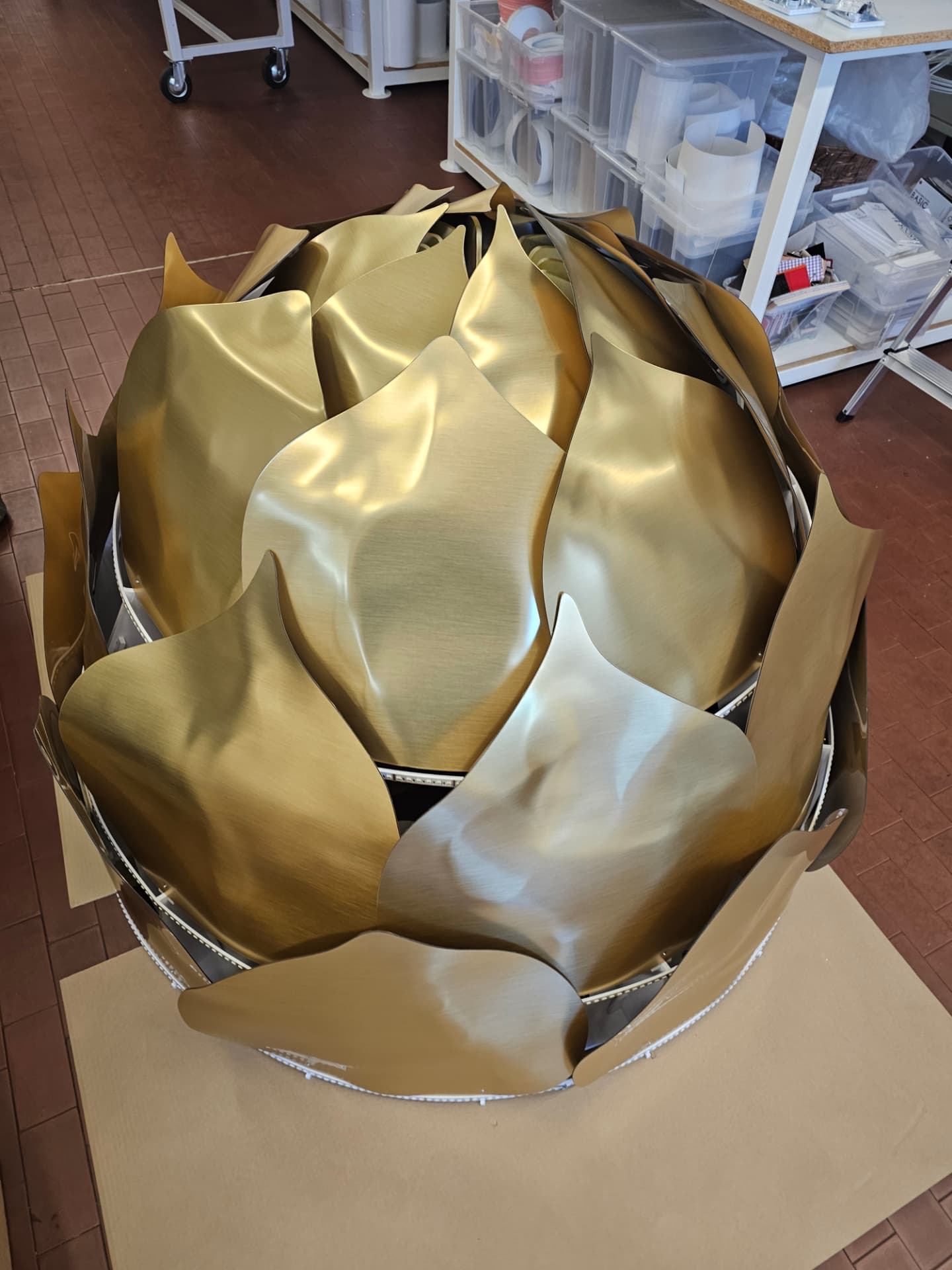 Fertige Hopfendolde aus gebürsteten Messing-Goldpaneelen in der Manufaktur