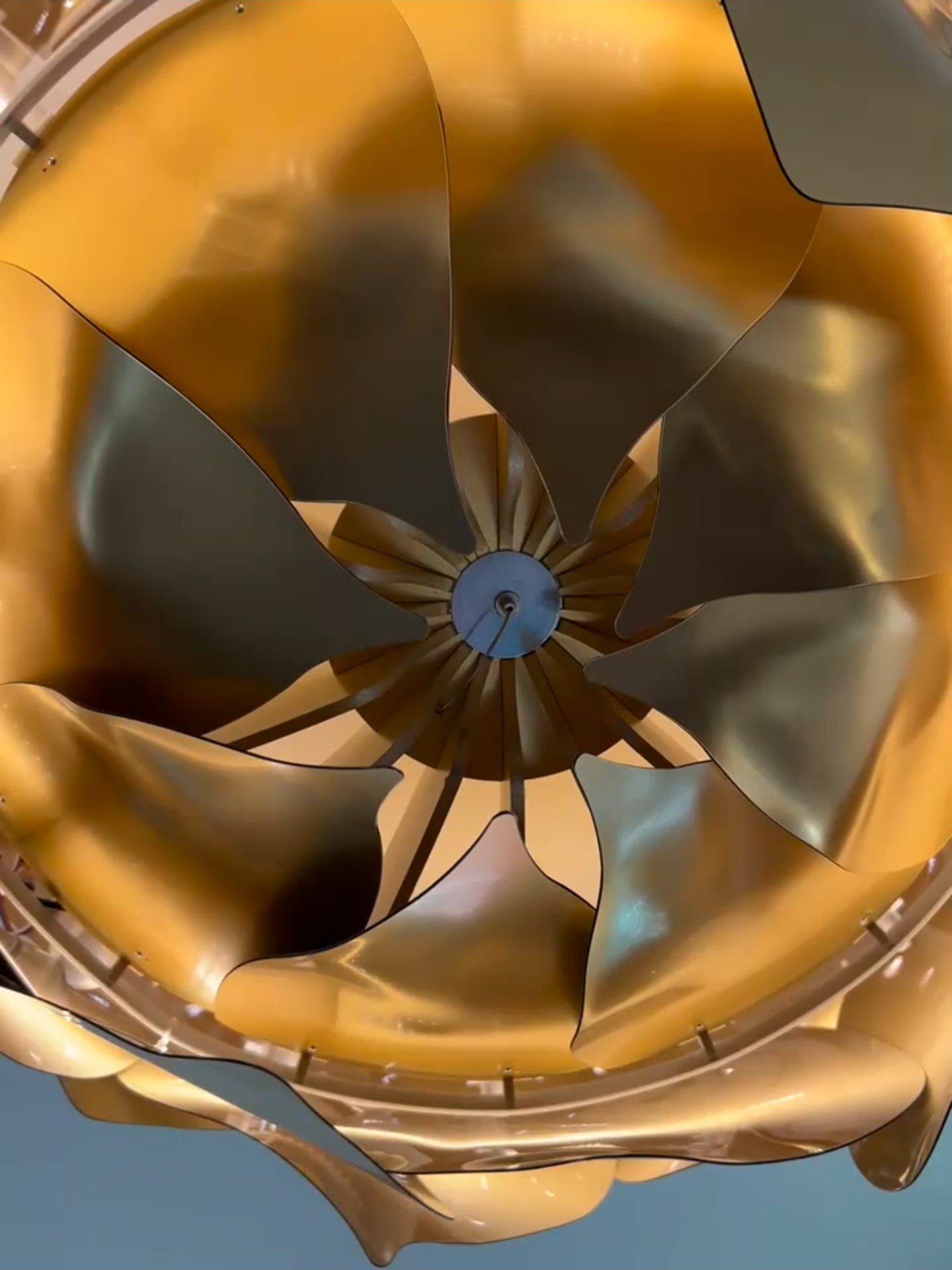 Nahaufnahme von unten auf die goldfarbene Hopfendolde-Sonderleuchte von Granilux mit sichtbarem LED-Ringmodul