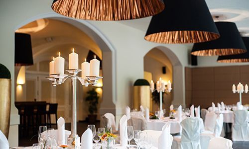 XL-Stoffleuchte mit kupferfarbenem Stretchstoff im Restaurant Freischütz