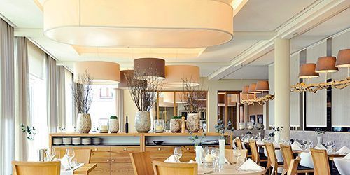 Stoffleuchten über dem Restaurantbereich im Hotel A-Rosa auf Sylt