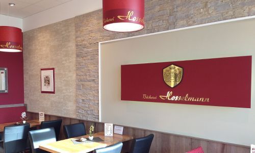 Stoffleuchten über dem Verkaufstresen einer Filiale der Bäckerei Hosselmann