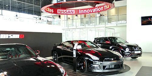 LED-Ringleuchte über der Ausstellungsfläche eines Nissan Autohauses