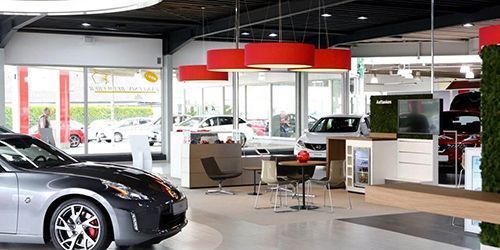 Stoffleuchten im Verkaufsraum eines Nissan Autohauses