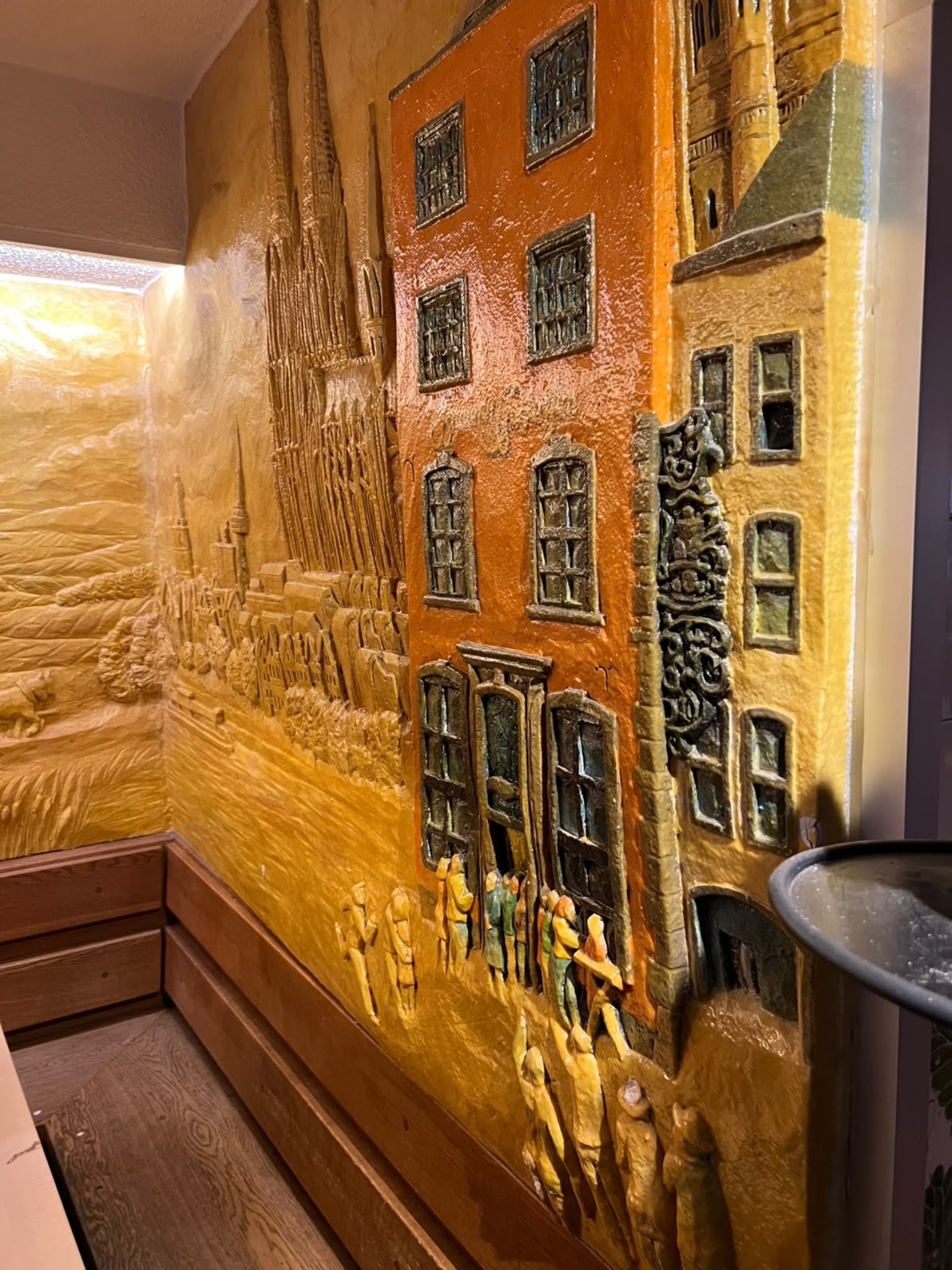 Kunstvolles Wandrelief mit Kölner Altstadt-Motiv im Innenraum der Brauerei zum Pfaffen