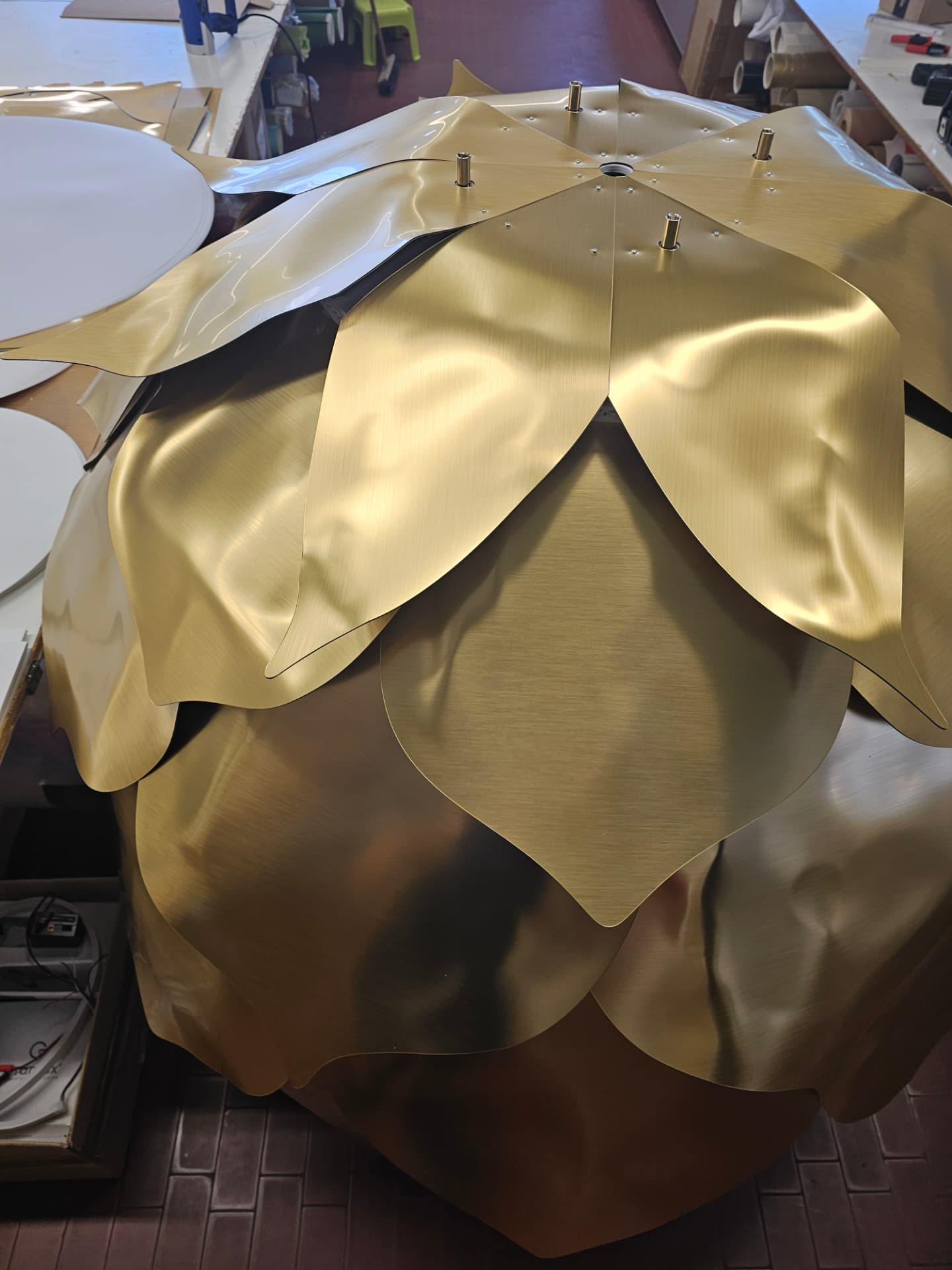 CNC-gefertigter Gestellkorpus der Hopfendolde mit umlaufenden LED-Bändern