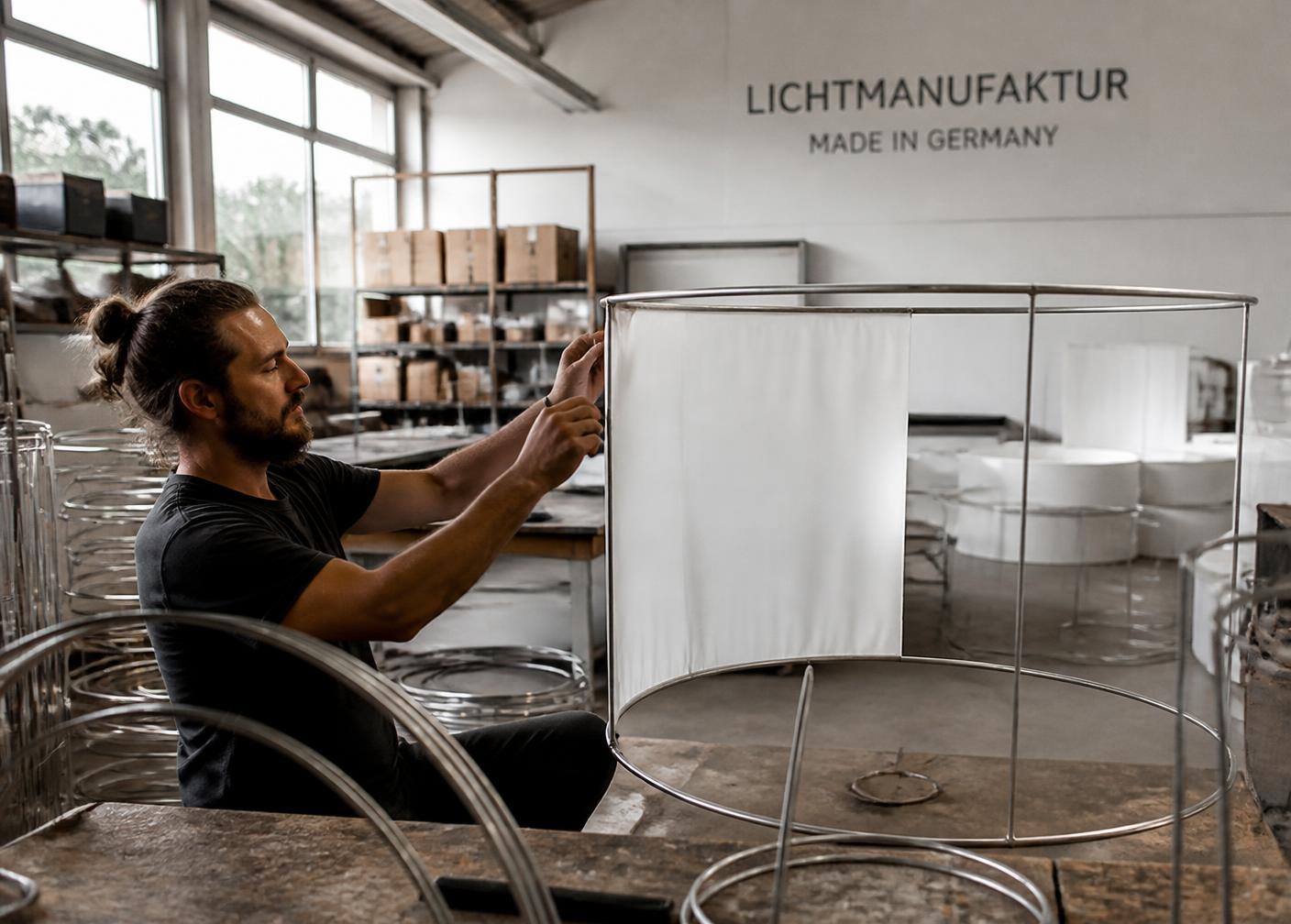 Blick in die Produktionshalle der Granilux Leuchtenmanufaktur in Detmold
